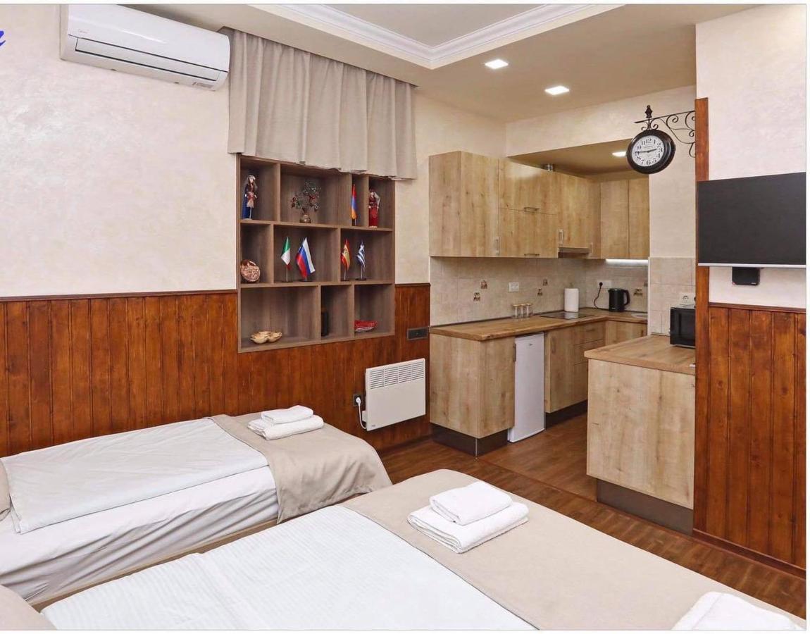 Family Mini-Hotel Martirosyan'S And Tours Jerevan Exteriör bild